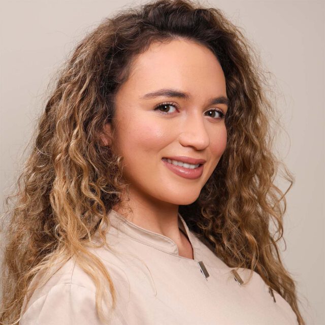 Cassandra, Assistente