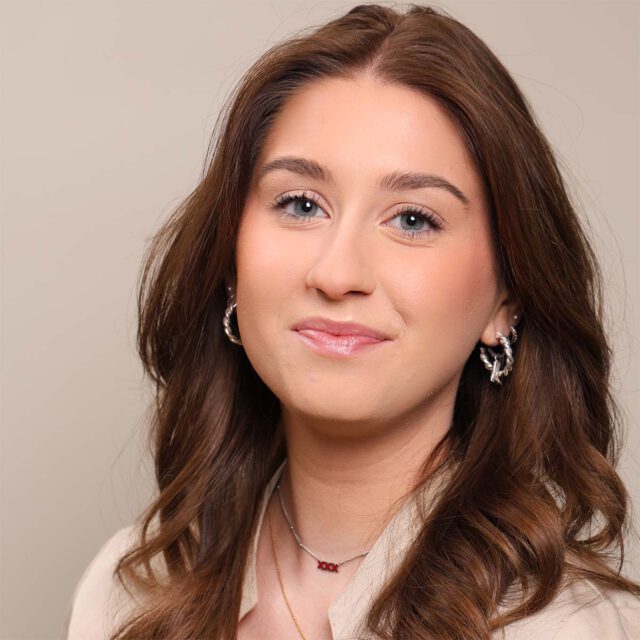 Jéna, Front Office